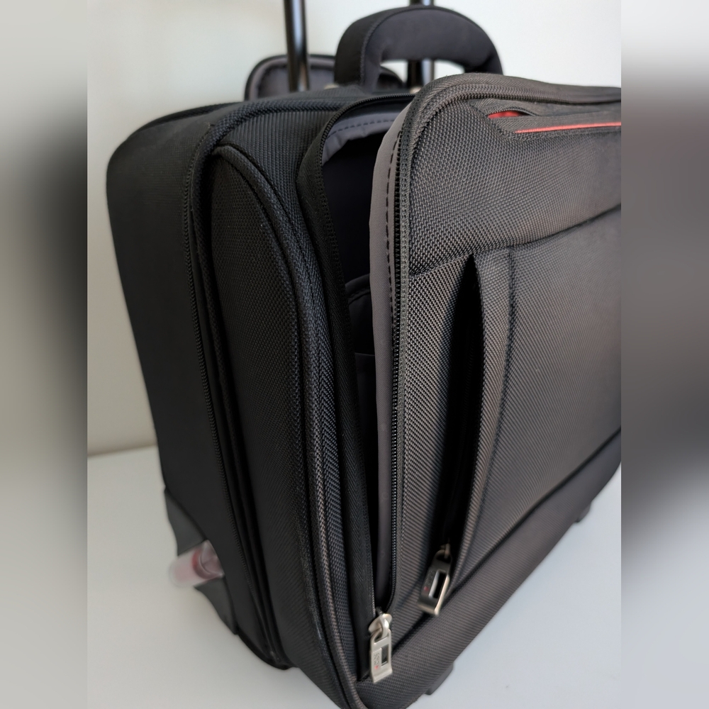SOLO New York 16" Rolling Underseat Business Suitcase Laptop Carry On Luggage - Picture 3 of 16